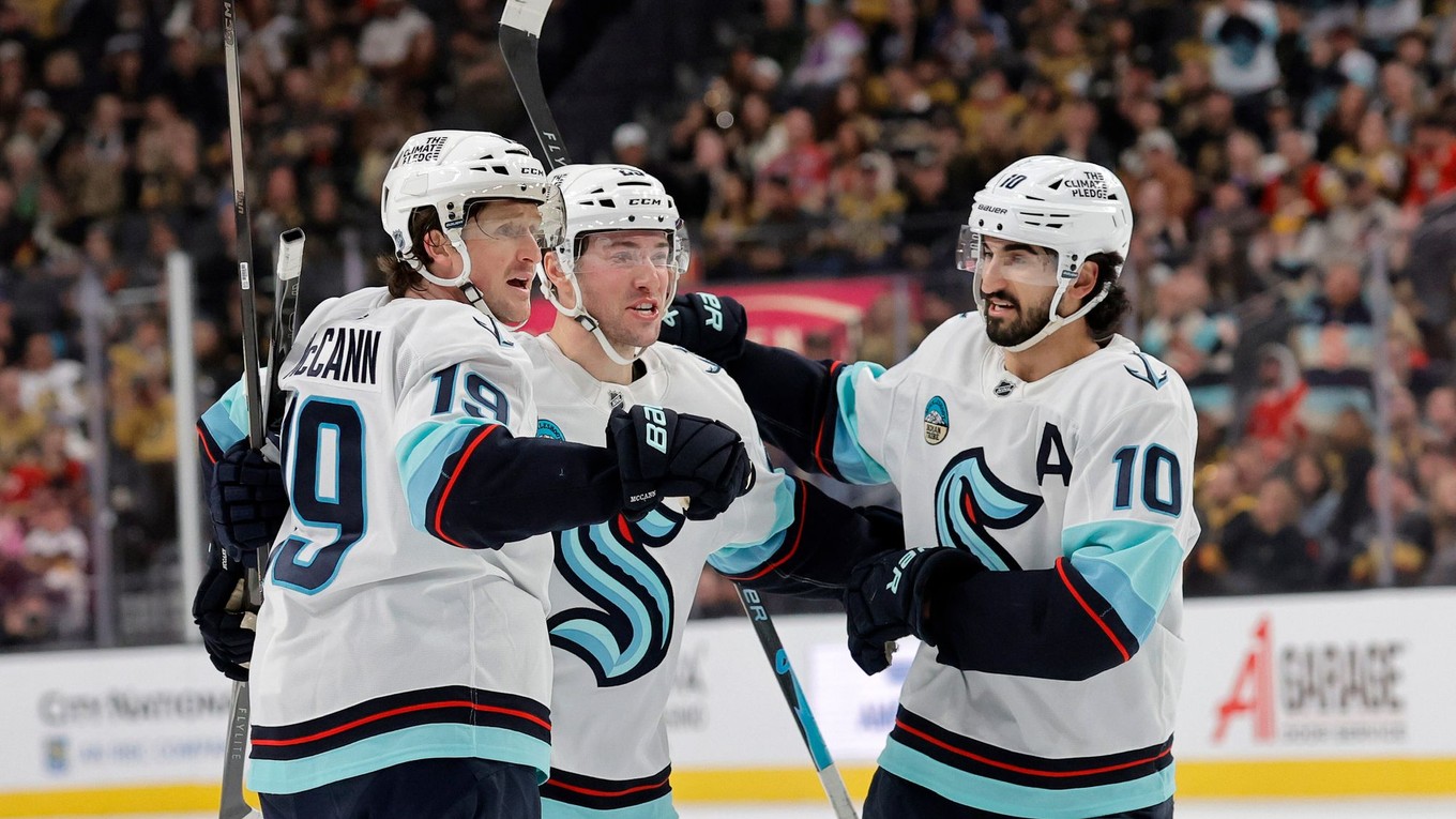 Jared McCann oslavuje so spoluhráčmi gól v sieti Vegas Golden Knights.