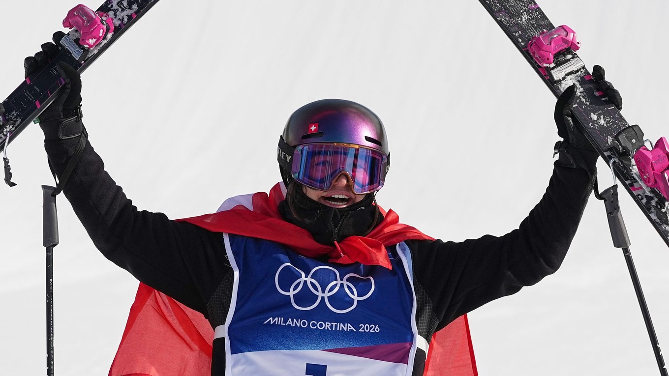 Mathilde Gremaudová oslavuje olympijský triumf.