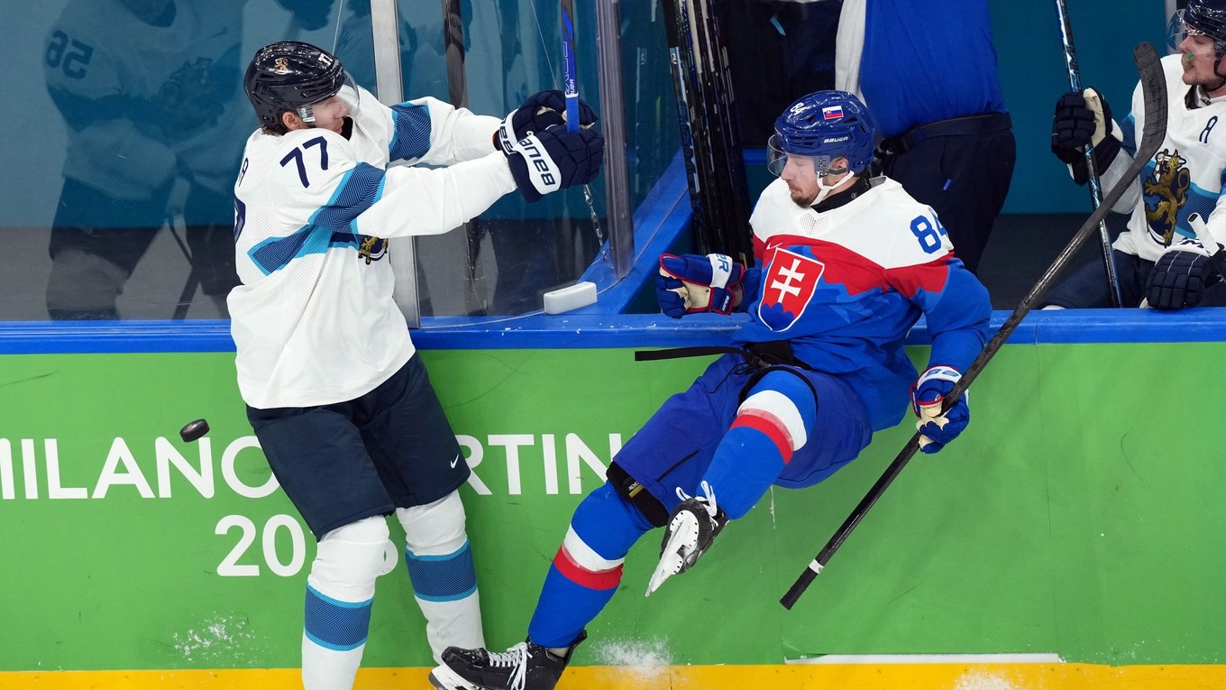 Niko Mikkola v zápase so Slovenskom na ZOH 2026.
