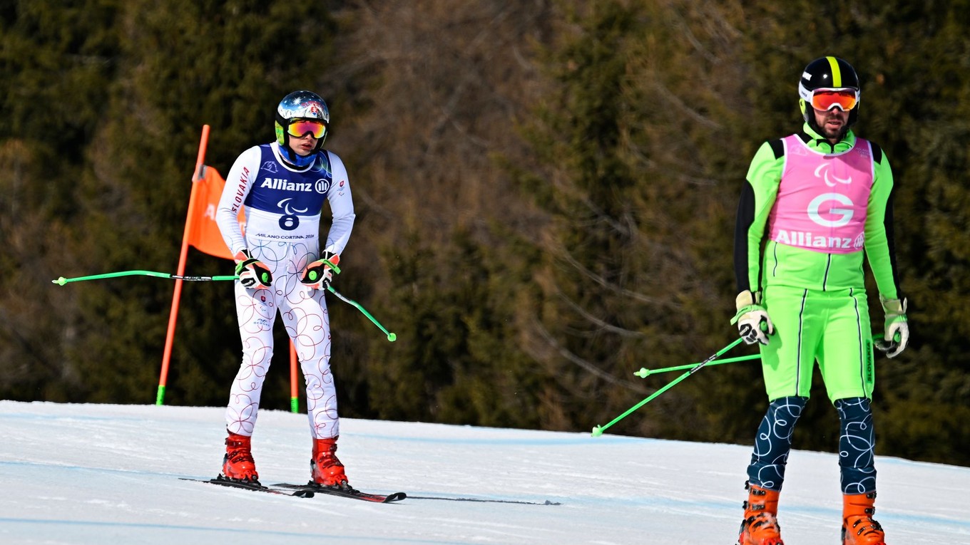 Miroslav Haraus (vľavo) a a jeho navádzač Maroš Hudík schádzajú do cieľa po vypadnutí v zjazde mužov na XIV. zimných paralympijskách hrách v Cortine d'Ampezzo. 