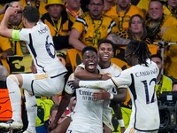Vinícius Júnior sa so spoluhráčmi teší po strelenom góle v zápase Borussia Dortmund - Real Madrid vo finále Ligy majstrov.