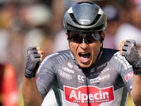 Jasper Philipsen oslavuje víťazstvo v 16. etape na Tour de France. 