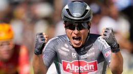 Jasper Philipsen oslavuje víťazstvo v 16. etape na Tour de France. 