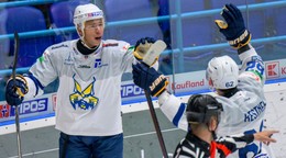 Stephen Harper a Josh Kestner (obaja Spišská Nová Ves) sa tešia z druhého gólu počas zápasu 12. kola hokejovej Tipos extraligy HK Spišská Nová Ves - HC MONACObet Banská Bystrica.