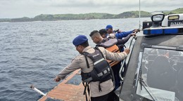 Záchranné zložky v Indonézii po úmrtí  trénera Fernanda Martina.