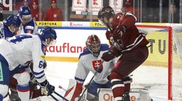 Brankár slovenskej reprezentácie Eugen Rabčan a Markus Komulus (Lotyšsko) počas zápasu Vianočného Kaufland Cupu v hokeji Slovensko - Lotyšsko.