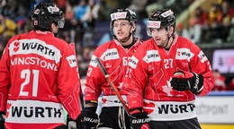 Kanada oslavuje gól. 