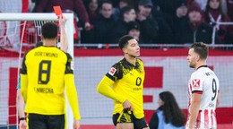 Jobe Bellingham z Borussie Dortmund dostáva červenú kartu.