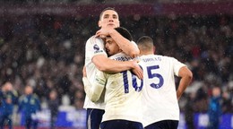 Morgan Gibbs-White oslavuje so spoluhráčmi gól v sieti West Hamu.