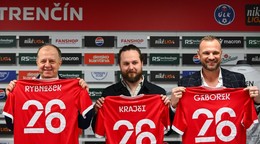 Zľava Richard Rybníček a Marián Gáborík počas tlačovej konferencie s predstavením novej sady dresov klubu.