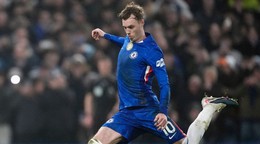 Cole Palmer skóruje z pokutového kopu v zápase s Leedsom United.