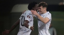 Radosť hráčov Plzne z gólu proti Panathinaikosu.