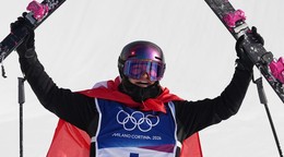 Mathilde Gremaudová oslavuje olympijský triumf.