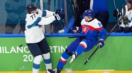 Niko Mikkola v zápase so Slovenskom na ZOH 2026.