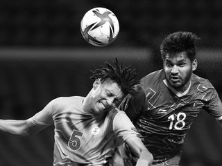 Juhoafrický futbalista Luke Fleurs (vľavo) počas OH v Tokiu. 