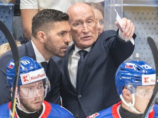 Tréner Craig Ramsay, jeho asistent -Peter Frühauf, Adam Liška a Matúš Sukeľ počas zápasu Slovensko - Kazachstan v kvalifikácii na ZOH 2026.