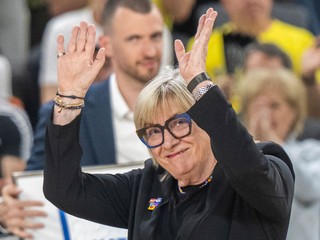 Natália Hejková dostala pamätný dres pred začiatkom štvrtého finálového zápasu play off Tipos SBL v basketbale mužov medzi Inter Bratislava - Patrioti Levice.