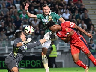 Slovenský brankár Samuel Petráš v akcii počas zápasu Győri ETO FC - Rapid Viedeň v play off Konferenčnej ligy.
