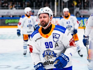 Tomáš Tatar oslavuje gól v drese EV Zug. 