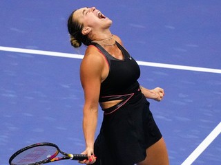 Bieloruská tenistka Arina Sobolenková sa raduje po výhre nad Američankou Jessicou Pegulovou v semifinále ženskej dvojhry na grandslamovom turnaji US Open 2025.