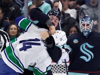 John Hayden a Joseph LaBate v bitke v prípravnom zápase NHL medzi Seattlom a Vancouverom.