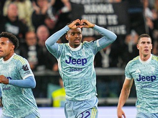 Juan Cabal oslavuje gól proti Atalante v Serie A.