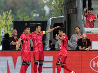 Son Heung-min oslavuje gól spolu so spoluhráčmi pri víťazstve Kórejskej republiky nad USA v prípravnom zápase 2025. 