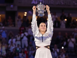 Aryna Sabalenková dvíha nad hlavu trofej pre víťazku US Open 2025.