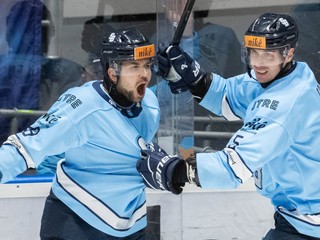 Zľava Samuel Solenský a Igor Bačík (obaja Slovan) počas zápasu 16. kola hokejovej Tipsport ligy medzi HC Slovan Bratislava - HC Prešov.