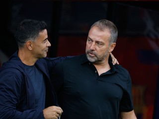 Hansi Flick v objatí s trénerom Girony Míchelom.