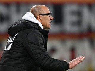 Tréner Slovenska Francesco Calzona.