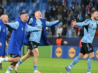 Hráči Slovana zľava Vladimír Weiss, Róbert Mak, Nino Marcelli a Kevin Wimmer sa radujú z gólu.