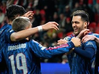 Mikel Merino oslavuje so spoluhráčmi gól.