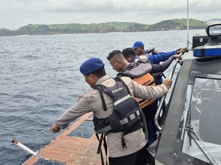 Záchranné zložky v Indonézii po úmrtí  trénera Fernanda Martina.