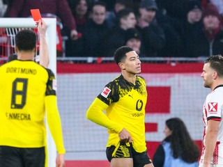 Jobe Bellingham z Borussie Dortmund dostáva červenú kartu.