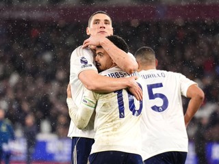 Morgan Gibbs-White oslavuje so spoluhráčmi gól v sieti West Hamu.