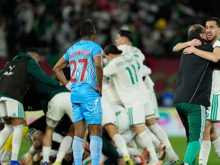 Radosť hráčov Alžírska po triumfe nad DR Kongo.