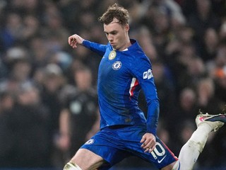 Cole Palmer skóruje z pokutového kopu v zápase s Leedsom United.