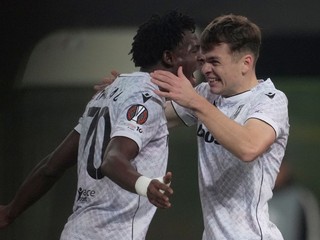 Radosť hráčov Plzne z gólu proti Panathinaikosu.