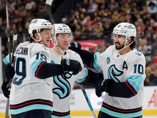 Jared McCann oslavuje so spoluhráčmi gól v sieti Vegas Golden Knights.