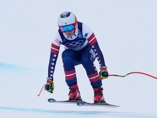 Americká lyžiarka Breezy Johnsonová v zjazde tímovej kombinácie žien v alpskom lyžovaní počas zimných olympijských hier 2026.