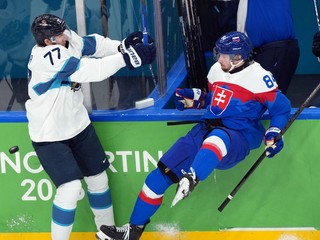 Niko Mikkola v zápase so Slovenskom na ZOH 2026.