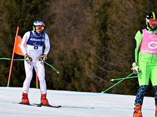 Miroslav Haraus (vľavo) a a jeho navádzač Maroš Hudík schádzajú do cieľa po vypadnutí v zjazde mužov na XIV. zimných paralympijskách hrách v Cortine d'Ampezzo. 