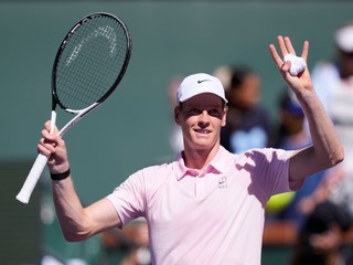 Jannik Sinner oslavuje po víťazstve.