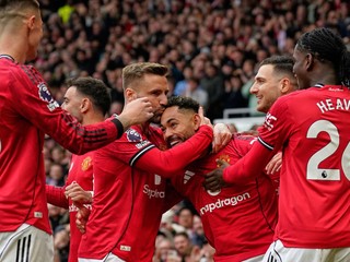 Manchester United oslavuje gól.