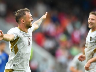 Futbalisti Česka oslavujú gól.