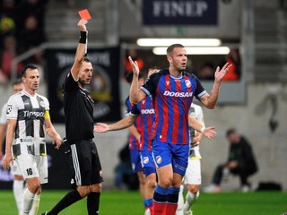 Rozhodca Dalibor Černý dáva červenú kartu Denisovi Vavrovi z Plzne.