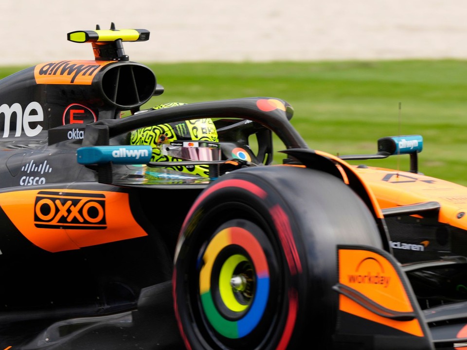 Britský jazdec Lando Norris v monoposte tímu McLaren. 