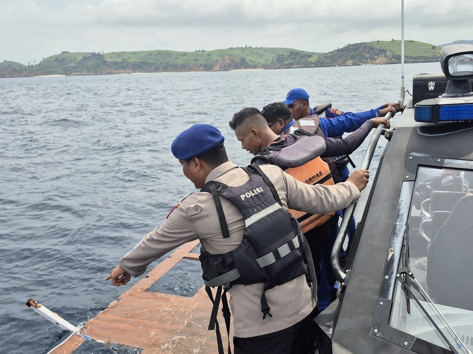 Záchranné zložky v Indonézii po úmrtí  trénera Fernanda Martina.