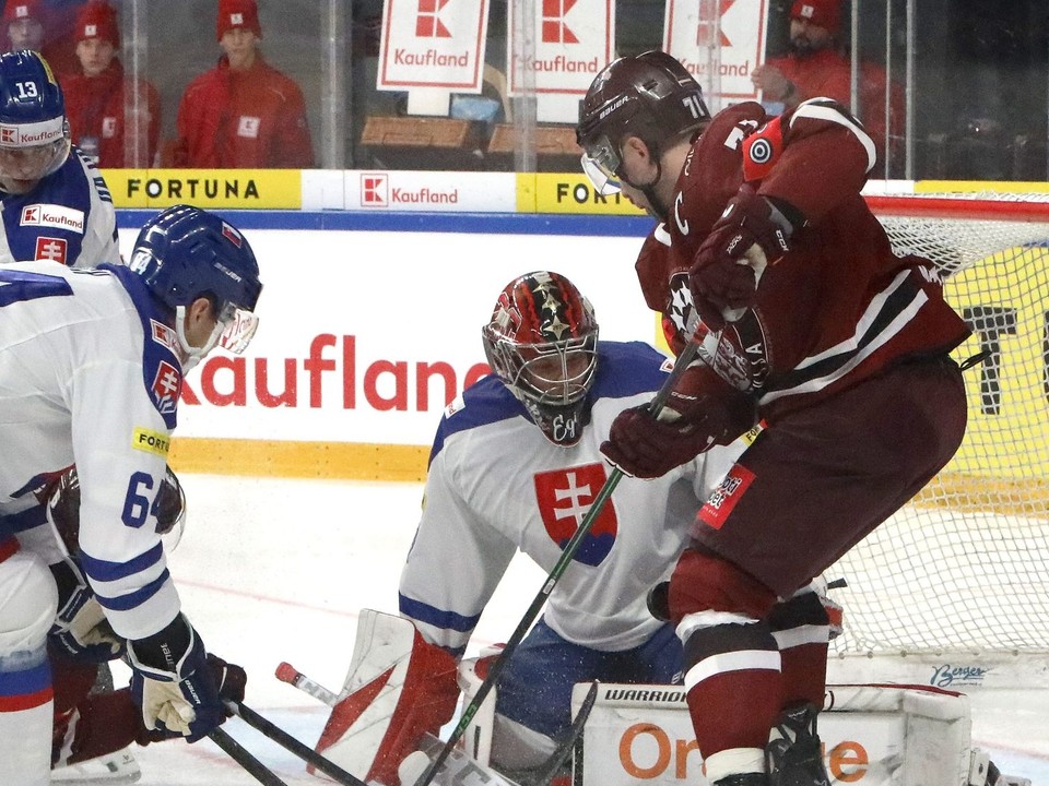 Brankár slovenskej reprezentácie Eugen Rabčan a Markus Komulus (Lotyšsko) počas zápasu Vianočného Kaufland Cupu v hokeji Slovensko - Lotyšsko.